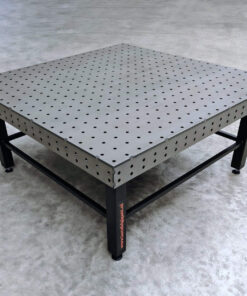 Industriële lastafel vierkant 2000x2000 met stalen onderstel en stalen 15mm dik blad in een moderne werkplaats.