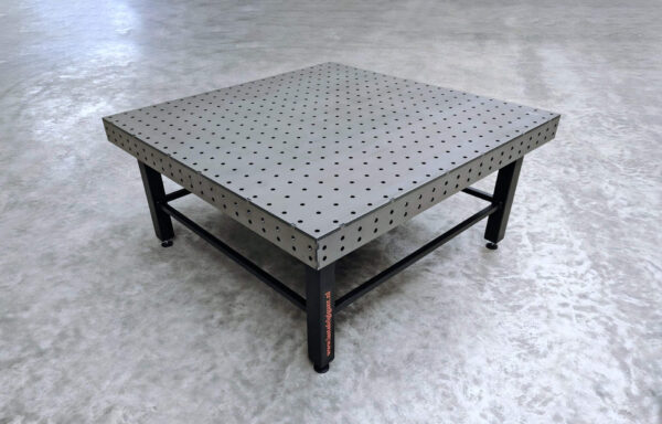 Industriële lastafel vierkant 2000x2000 met stalen onderstel en stalen 15mm dik blad in een moderne werkplaats.